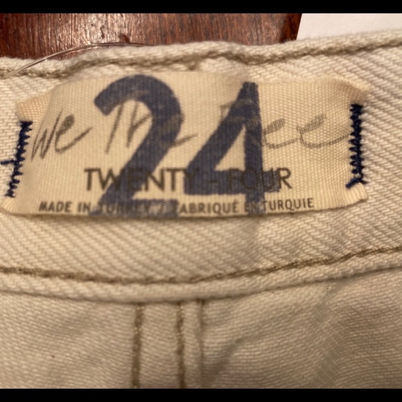 WE THE FREE NWT Ivory denim jean shorts, size 24 - Picture 8 of 10